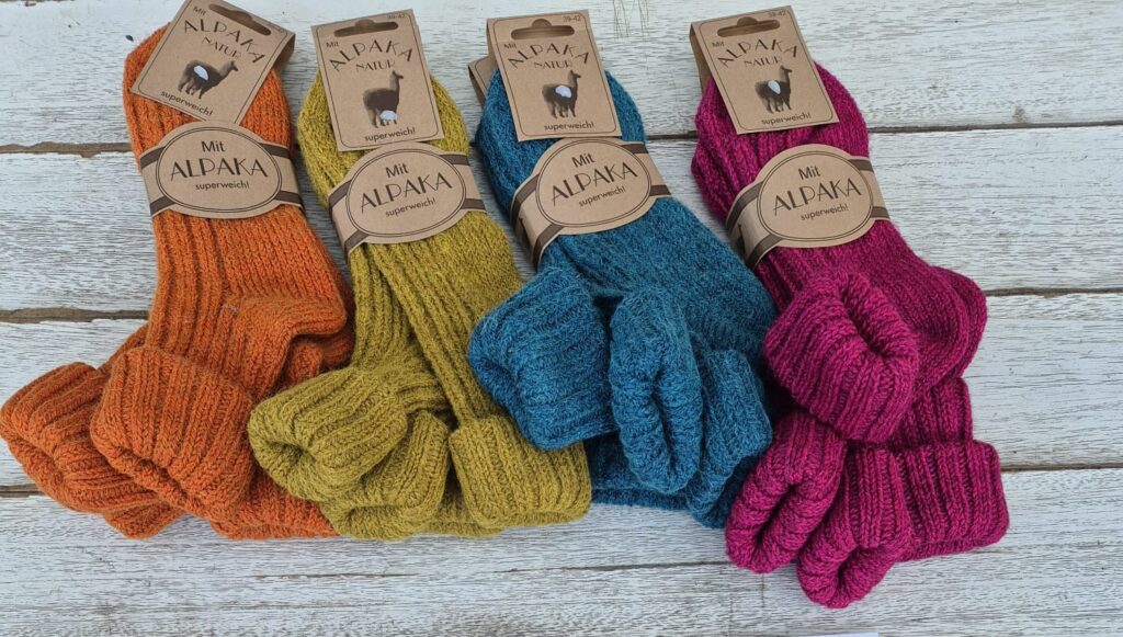 verschiedene bunte Alpakasocken aus Alpakawolle
