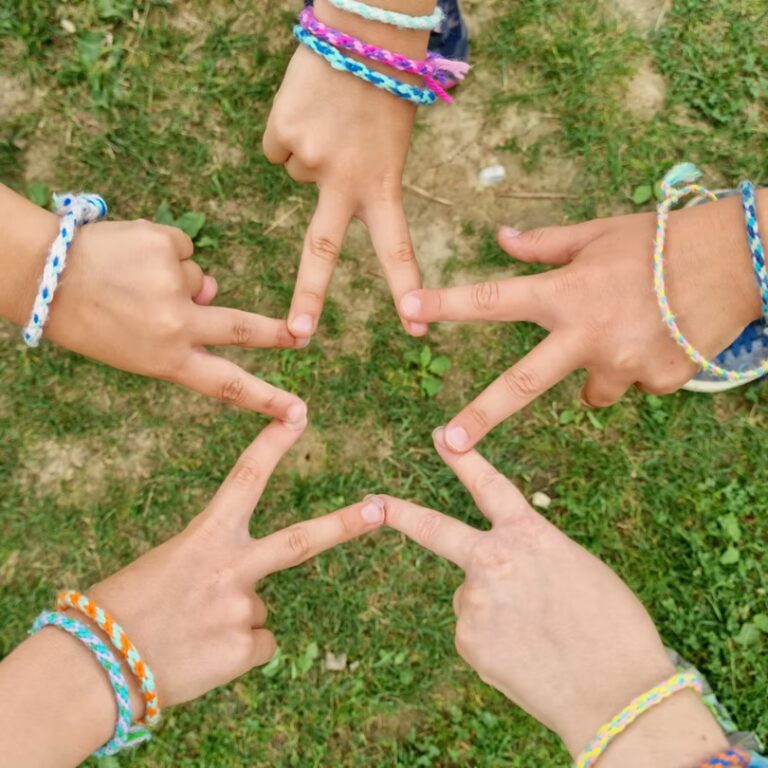 Kinderh&auml;nde die zusammen einen Stern bei der Erlebnisferienwoche bilden