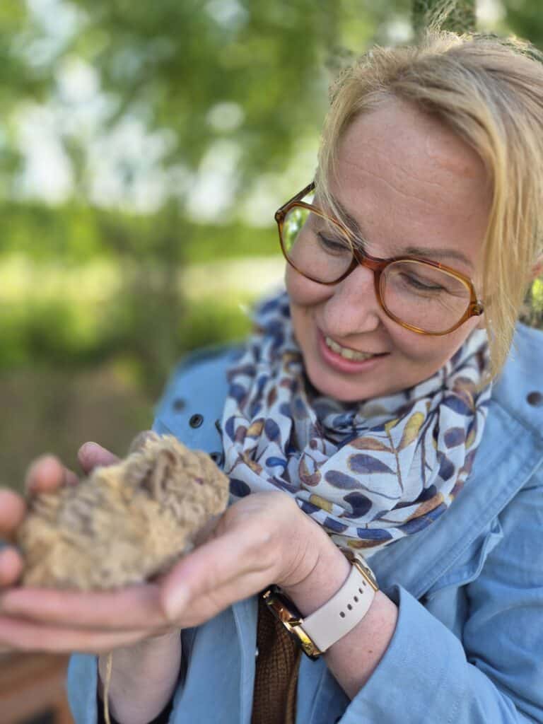 Silke Irlacher mit Baby Meerschweinchen auf der Hand