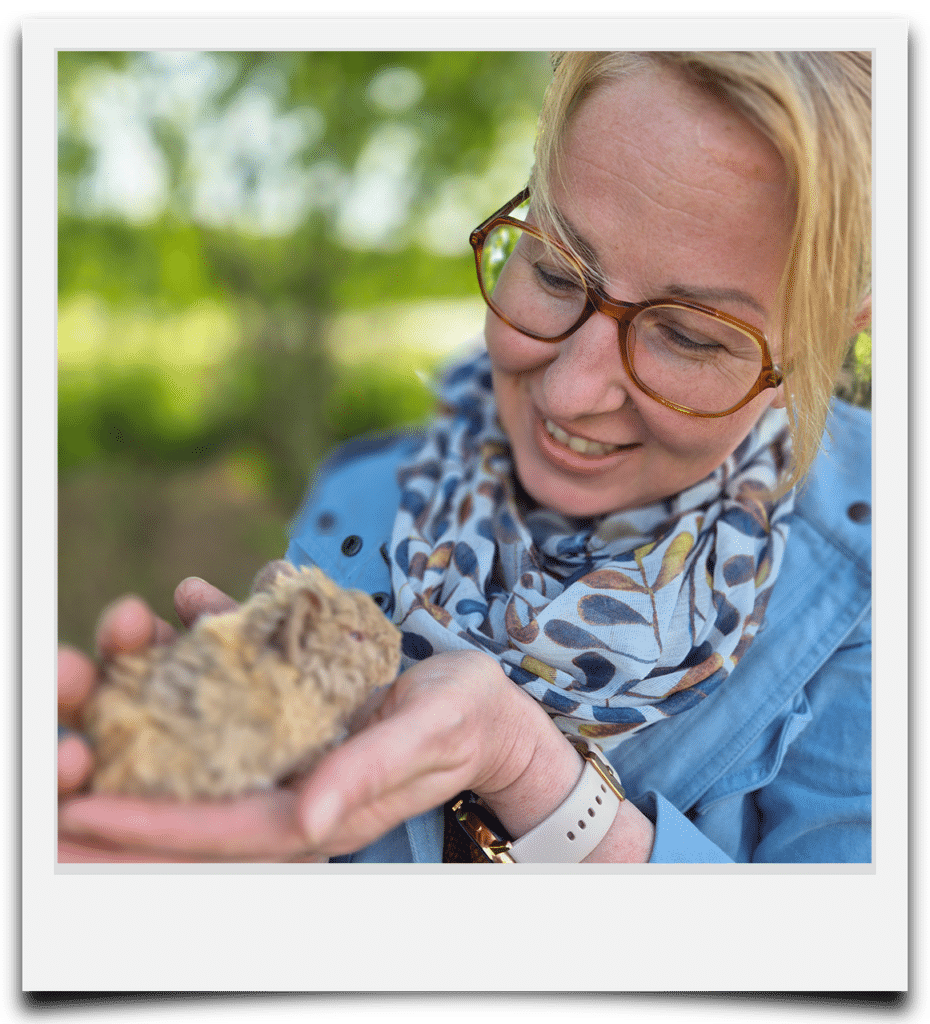 Polaroid von Silke Irlacher mit Baby Meerschweinchen auf der Hand